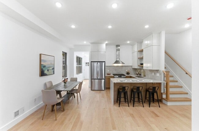 Building Photo - 113 Oak St