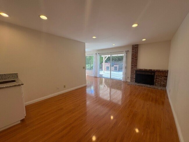 Building Photo - 2133 Laurelwood Dr