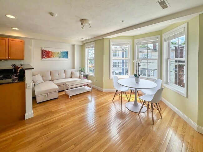 Primary Photo - 32 Parker St