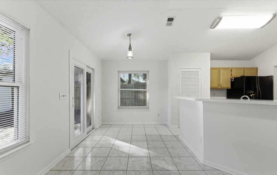 Building Photo - 8510 Majestic Oaks Dr S