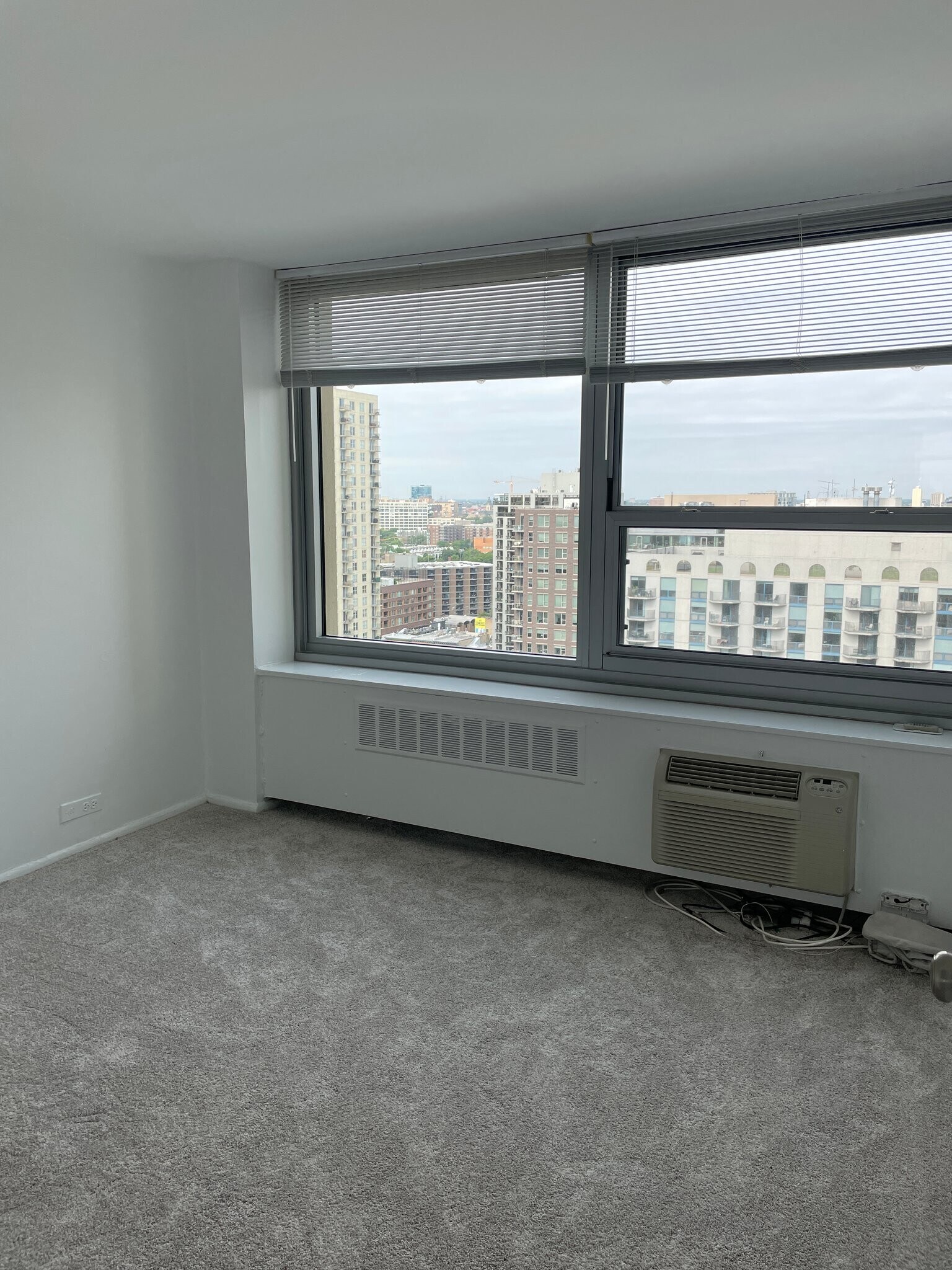 Building Photo - 1255 N Sandburg Terrace