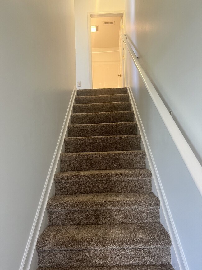 Building Photo - Charming 3-Bedroom End Unit Townhouse in B...