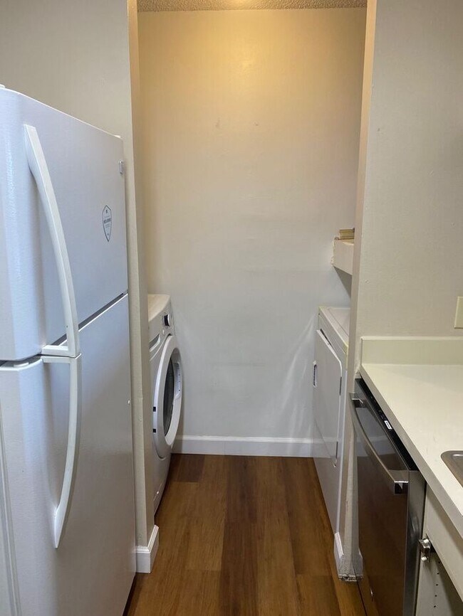 Building Photo - Wonderful 1 Bedroom/1 Bathroom Gated Condo...