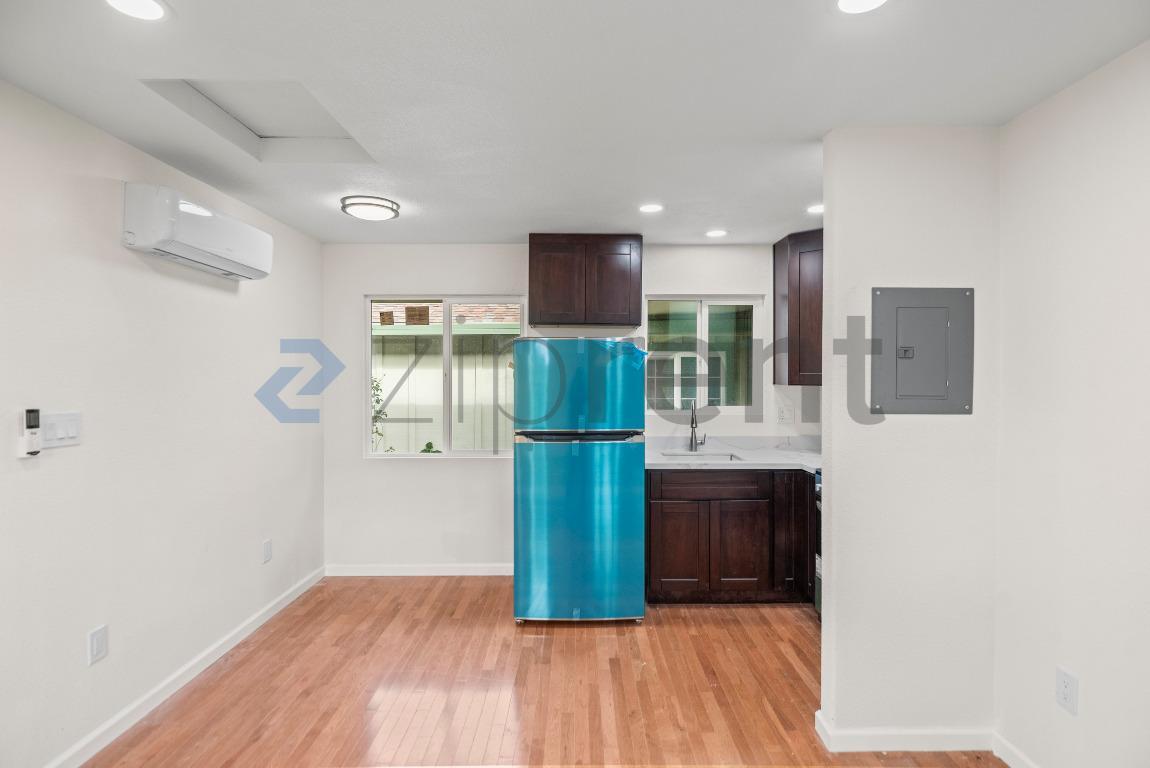 Building Photo - 4564 Angeles Ave