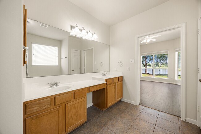 Building Photo - 7711 Summer Shore Dr