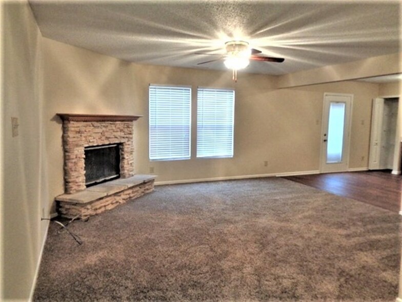 Building Photo - 745 Red Leaf Ln