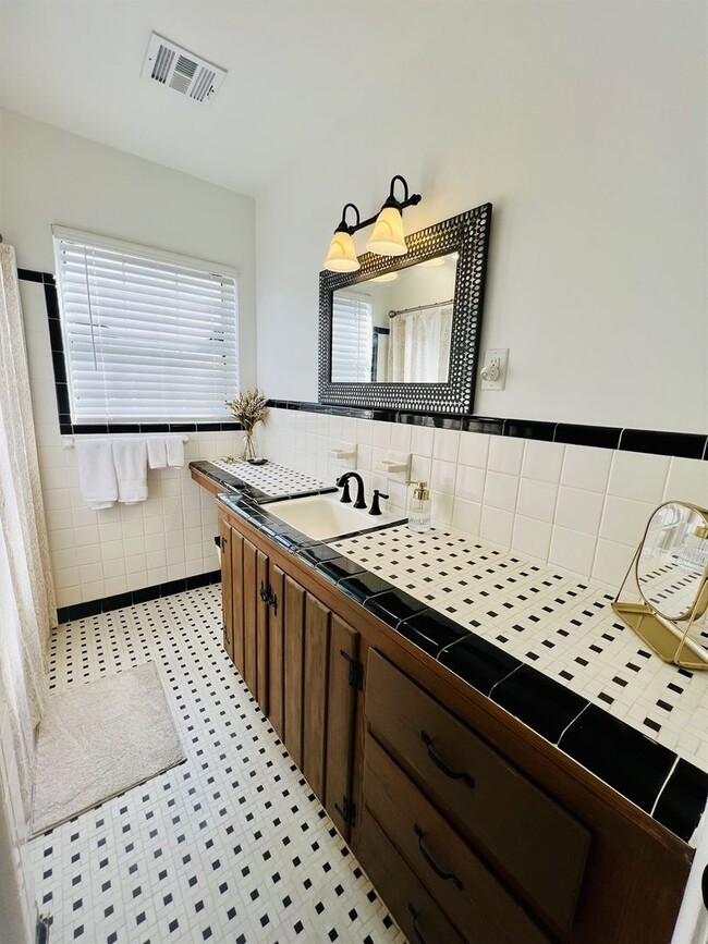 Building Photo - Furnished 3 Bed 2 Bath Home Near NAS Pensacola