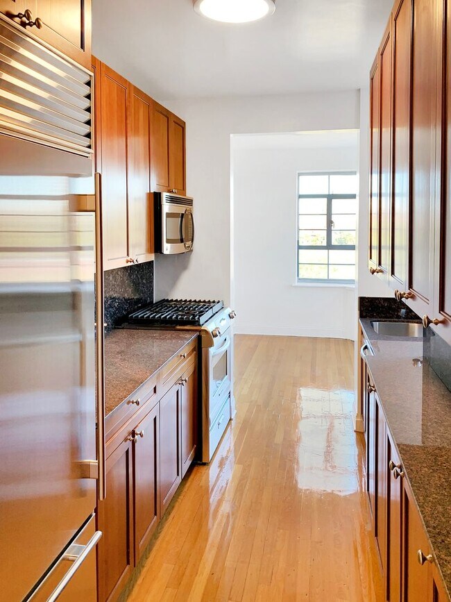 Building Photo - Beautiful 3 bed 3 bath Apartment designed by Lead Architect Steward Wagner and Alfred Fellheimer ...