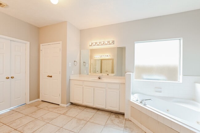 Building Photo - 2634 Vermillion Dr