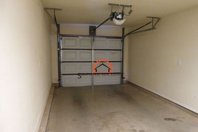 Building Photo - Spacious- 2 bedroom 2.5 bath 1 car garage apartment