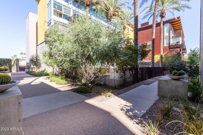 Building Photo - 4737 N Scottsdale Rd