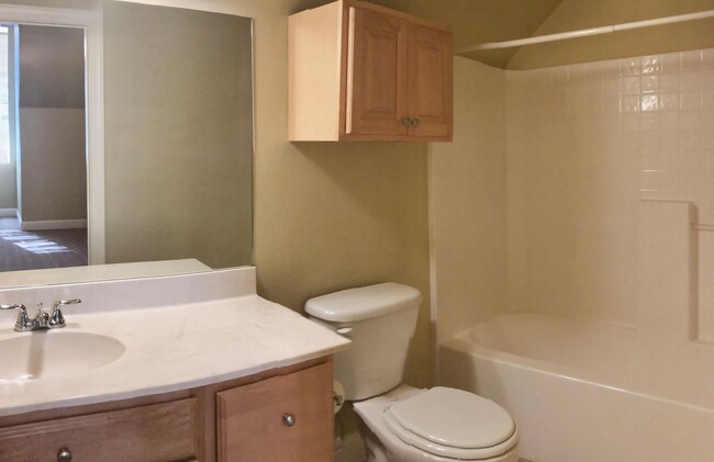 Building Photo - 3 Bedroom Townhouse Available now  in a de...