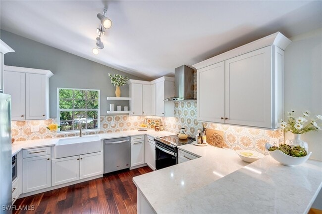 Building Photo - 2800 Lakeview Dr