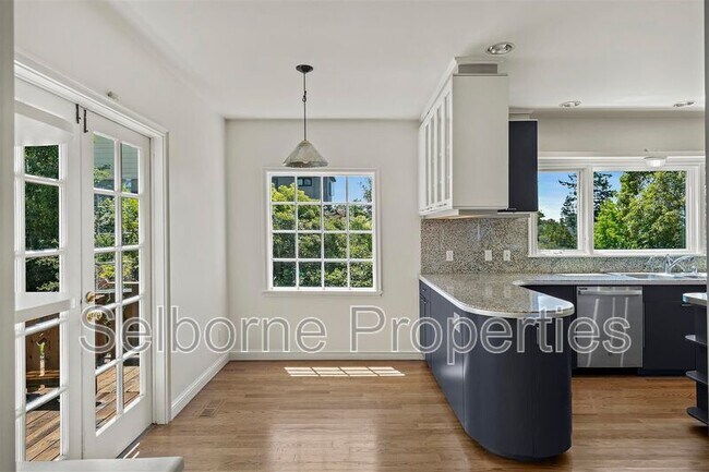 Building Photo - 25 Selborne Dr