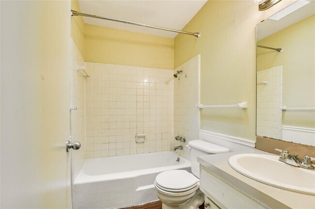 Building Photo - 612 W 51st St