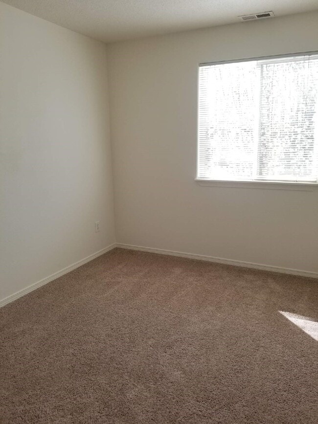 Building Photo - 3 bedroom 2.5 bath home