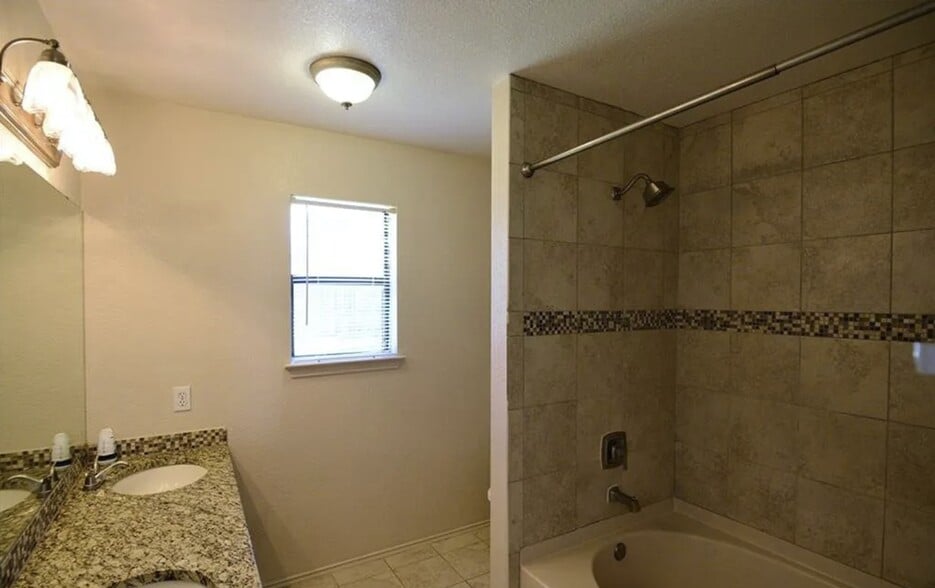 Building Photo - 2807 Diaz Dr