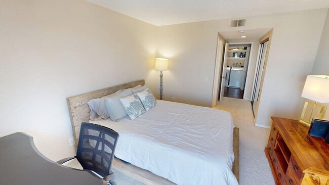 Building Photo - Stunning Bayfront 2/2.5 Condo in Montego Court