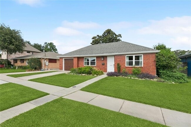 Building Photo - 1433 Poinsettia Dr