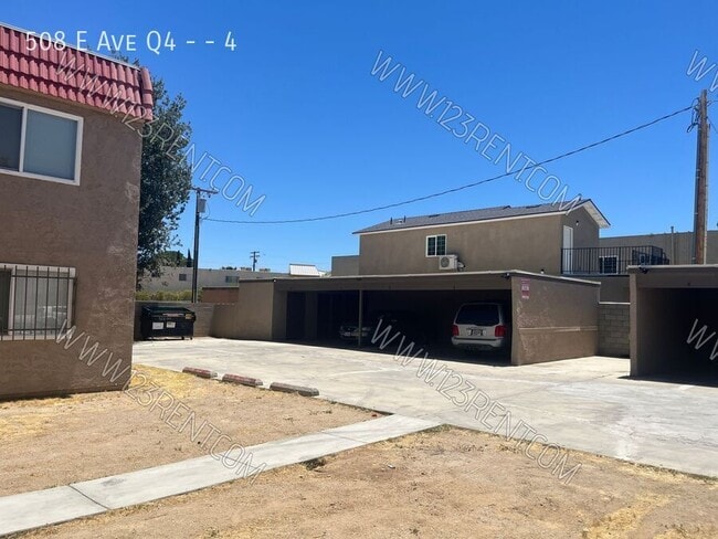 Building Photo - 508 E Ave Q4