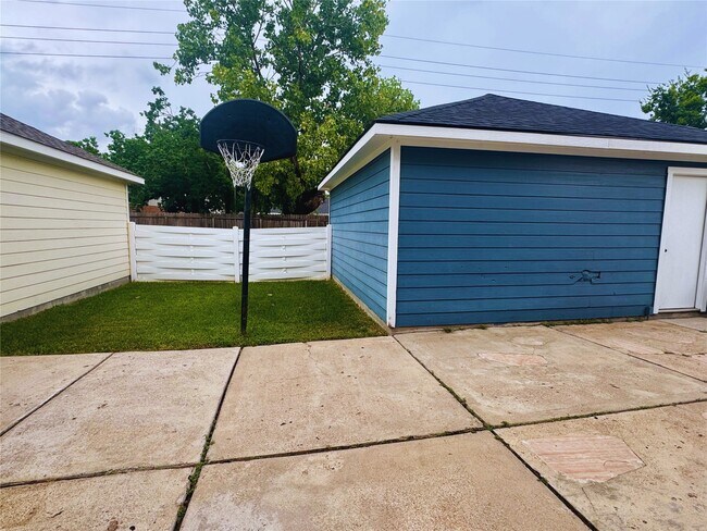 Building Photo - 9910 Farrell Dr