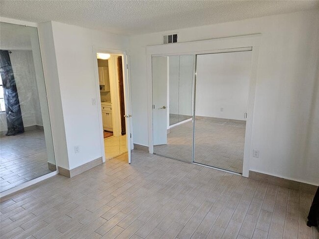 Building Photo - 10191 Oleander Ct