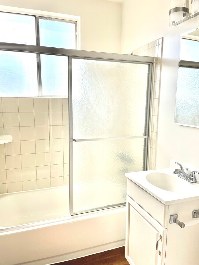 2x1 Bathroom Example - Le Chateau Apartments