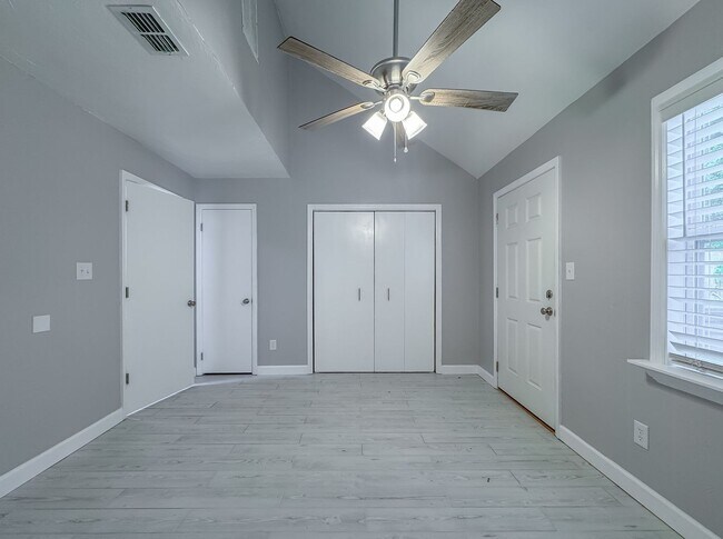 Building Photo - MODERN! Walk to FSU 2/2 w/ Marble Counters, Stainless Steel Appliances, & Privacy Fenced Yard! Av...