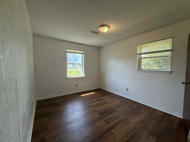 Building Photo - 832 Malvern Rd