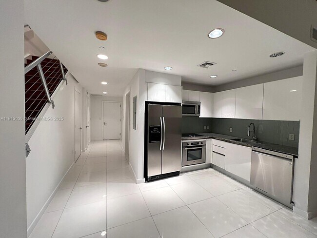 Building Photo - 1060 Brickell Ave