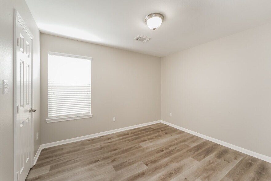 Building Photo - 4955 N Cancun Dr