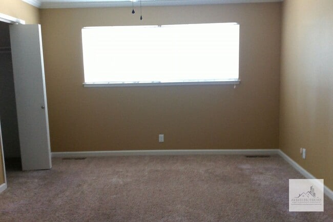 Building Photo - Must See! Lovely 3 Bedroom 2 Bath Home with Pool