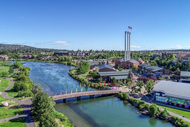 Building Photo - 525 SE Gleneden Place