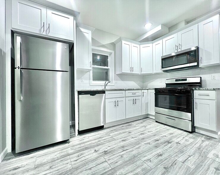 Building Photo - 154 Garside St