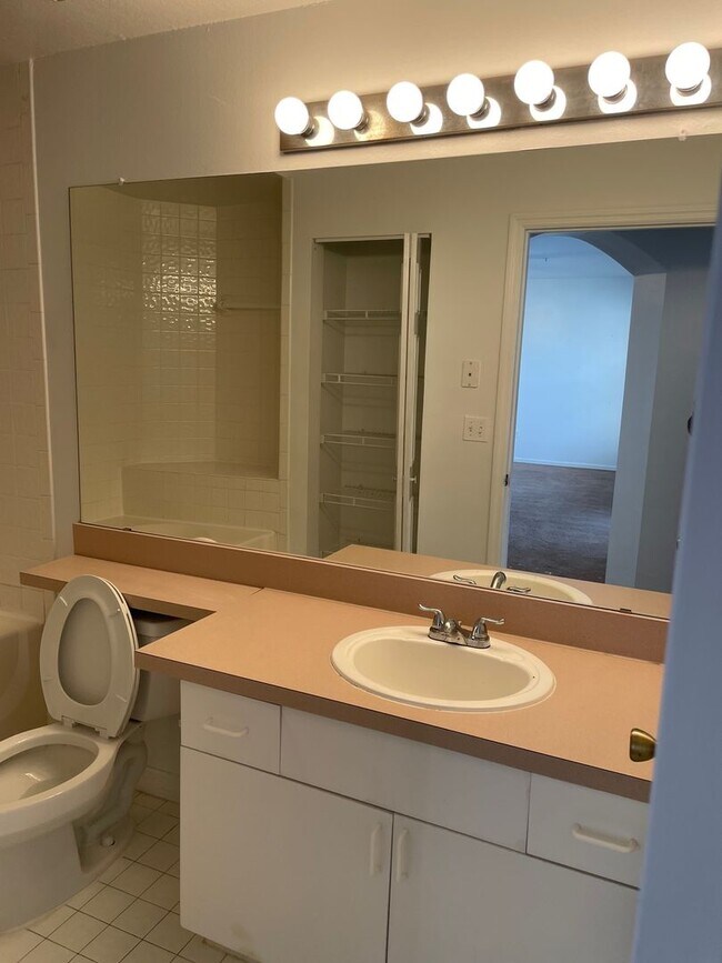 Building Photo - Luxury property. One bedroom condo