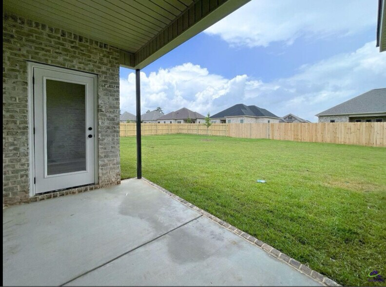 Building Photo - 212 Willowbrook Ln