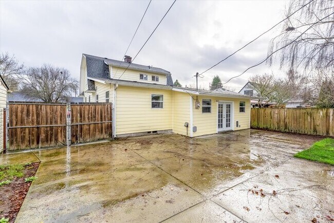 Building Photo - 657 22nd Ave