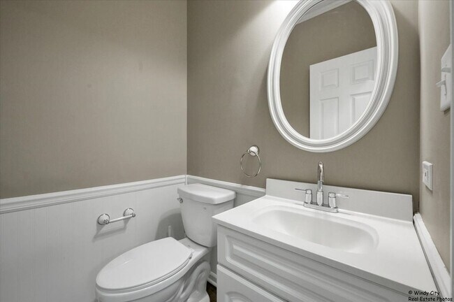 Building Photo - 2571 Hillsboro Blvd