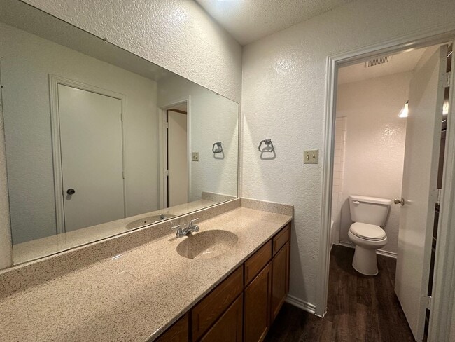Building Photo - Coming Soon! Nice 2 Bedroom, 2 Full Bath Duplex Located in Saginaw.