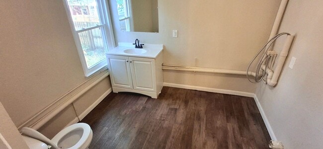 Building Photo - 4 Bedroom 1.5 Bathroom in York!