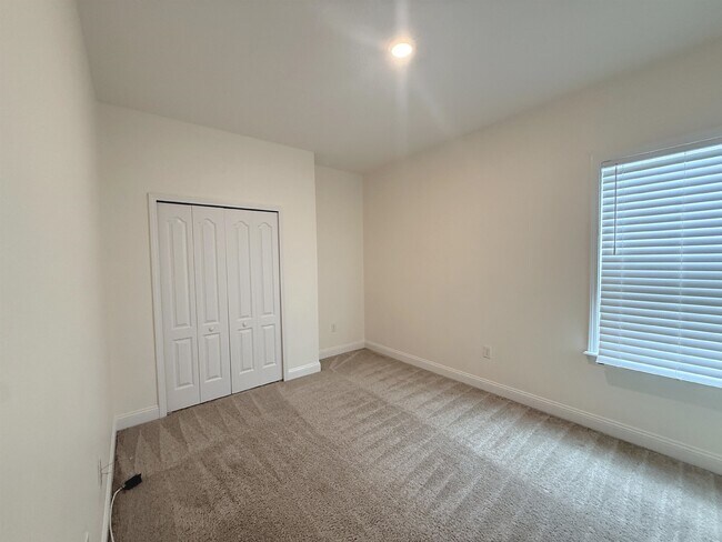 Building Photo - 32 Olivine Ct