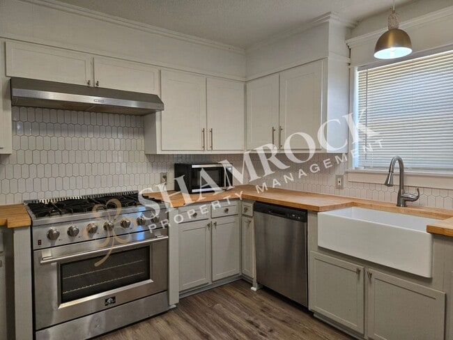Building Photo - 409 Sharron Dr