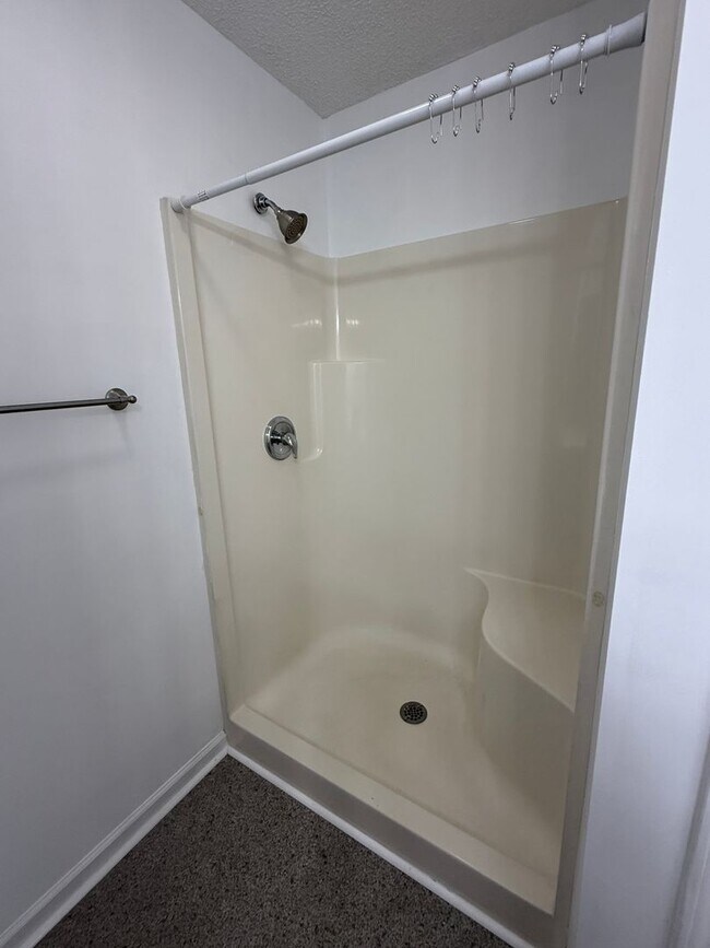 Building Photo - RENT SPECIAL! Updated Holten Place, top fl...