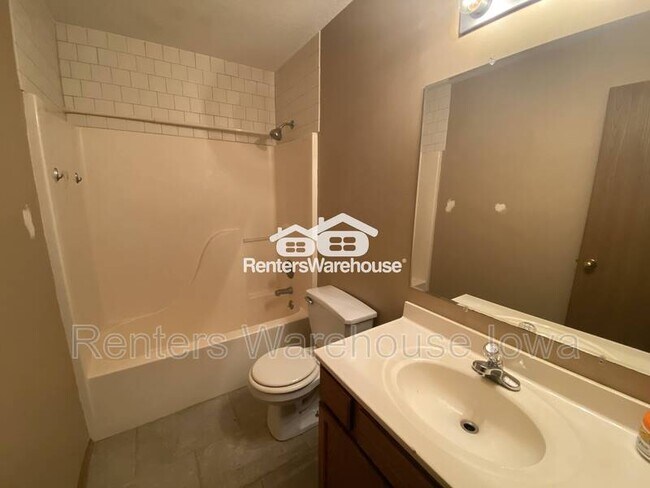 Building Photo - 509 15th St SE