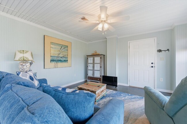 Building Photo - 256 River Dr