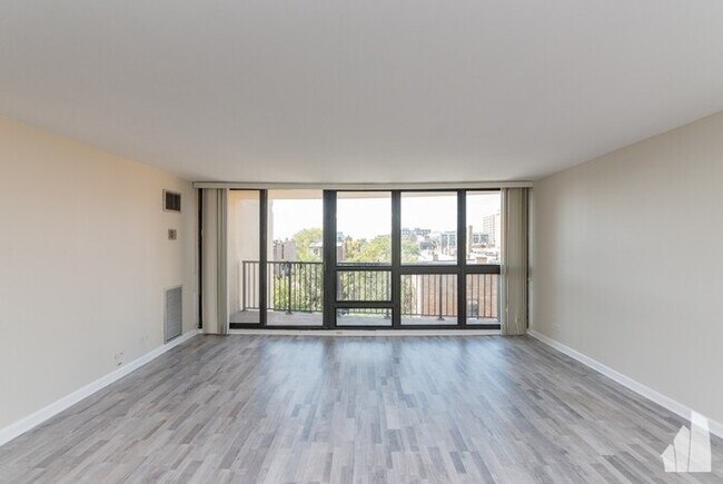 Building Photo - 1540 N LaSalle Dr