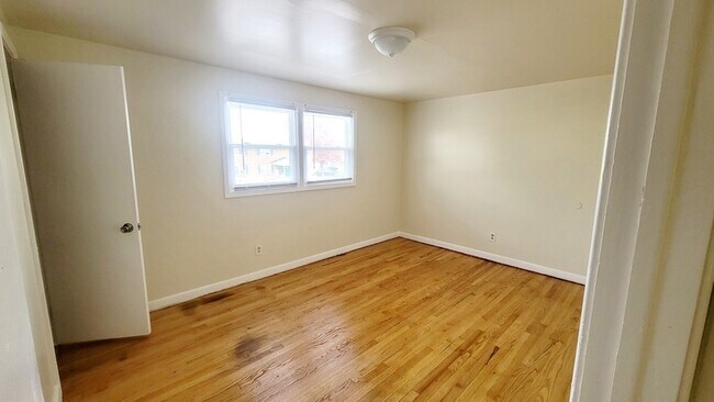 Building Photo - 2604 Wayside Dr