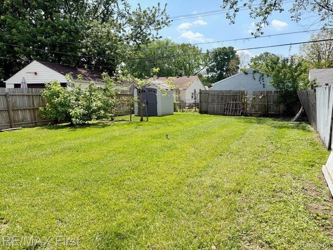 Building Photo - 1492 E Woodruff Ave