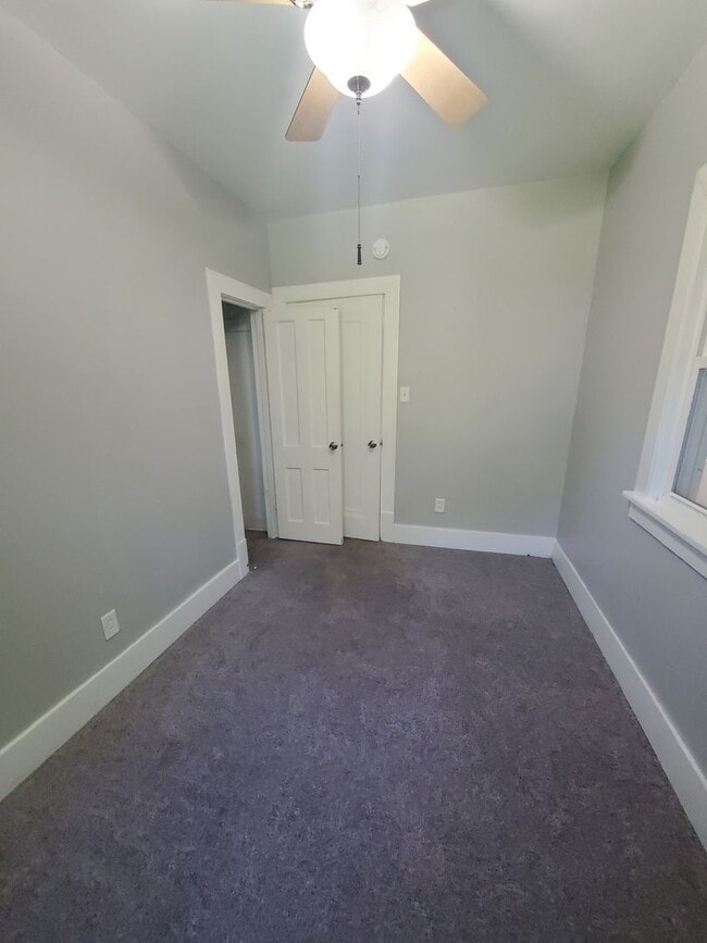 Building Photo - 2 Bedroom 1 Bath in Bettendorf with Attach...