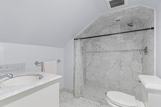 Building Photo - 47 Greenacres Ave
